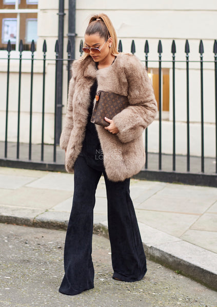 The Flat Collarless Coat